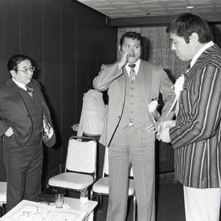 左から新間寿氏、アントニオ猪木、ジャンボ鶴田