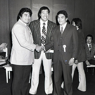 左から谷津嘉章、ジャンボ鶴田、三沢光晴