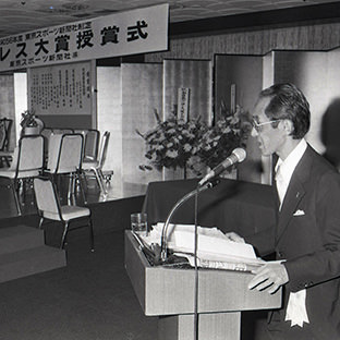 司会の東京１２チャンネル（テレビ東京）杉浦滋アナ