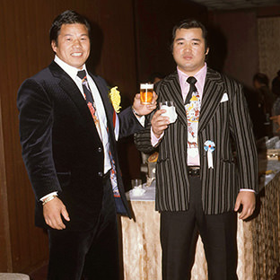 同期の藤波辰巳(左)と佐藤昭雄