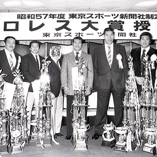 左から三沢光晴、藤原喜明、藤波辰巳、タイガーマスク、アントニオ猪木、ジャイアント馬場、ジャンボ鶴田、越中詩郎