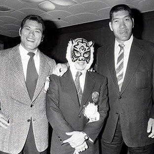 (左から)アントニオ猪木、タイガーマスク、ジャイアント馬場