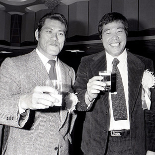 アントニオ猪木(左)とジャンボ鶴田