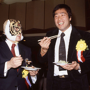ジャンボ鶴田とタイガーマスク(左)