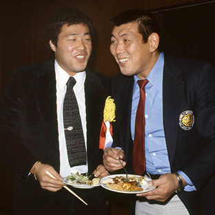 ジャンボ鶴田と坂口征二(右)