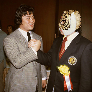 タイガーマスクと大仁田厚(左)