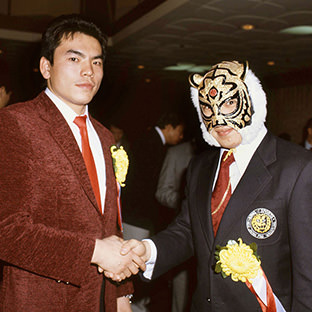 三沢光晴とタイガーマスク(右)