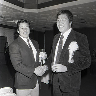 藤波辰巳とジャンボ鶴田(右)