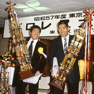 ジャイアント馬場(右)とジャンボ鶴田