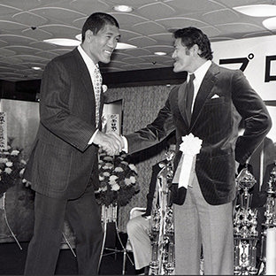 ジャイアント馬場(左)とアントニオ猪木