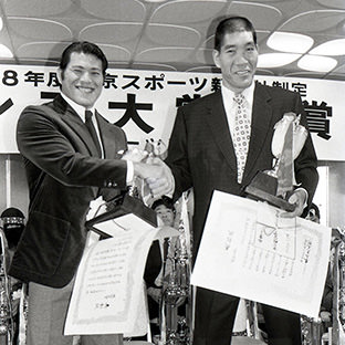 握手するジャイアント馬場(右)とアントニオ猪木