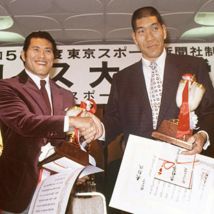 握手するジャイアント馬場とアントニオ猪木(左)