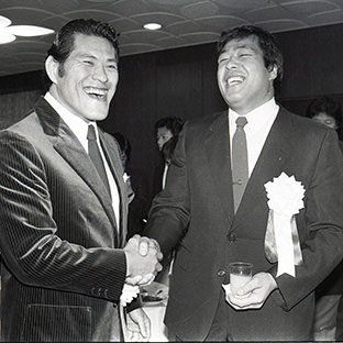 アントニオ猪木(右)とジャンボ鶴田