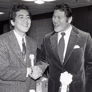 アントニオ猪木(右)と巨人・角盈男