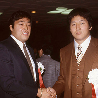 ジャンボ鶴田と前田日明(右)