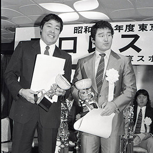 ジャンボ鶴田(左)と天龍源一郎