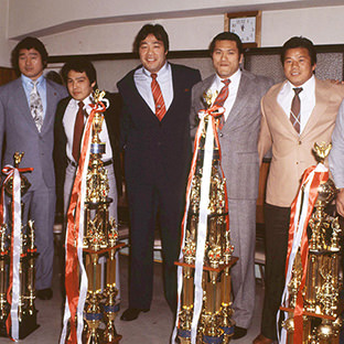 左から天龍源一郎、タイガーマスク、ジャンボ鶴田、アントニオ猪木、藤波辰巳、長州力