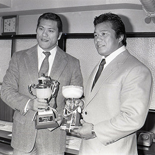 アントニオ猪木(左)と藤波辰巳