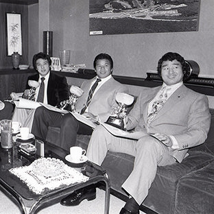 長州の到着を待つ間談笑する(左)からアントニオ猪木、ジャンボ鶴田、スーパータイガー、藤波辰巳、天龍源一郎