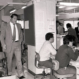 東スポ編集局を通り会議室に向かうアントニオ猪木