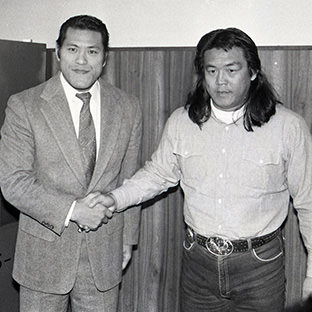 握手するアントニオ猪木と長州力(右)