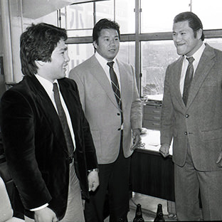 (左から)スーパータイガー、藤波辰巳、アントニオ猪木