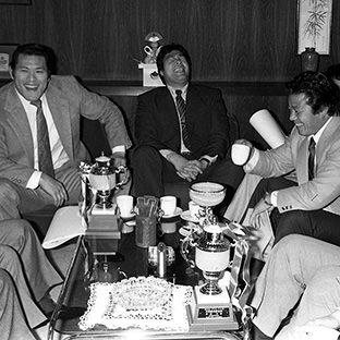 (左から)談笑するアントニオ猪木、ジャンボ鶴田、藤波辰巳