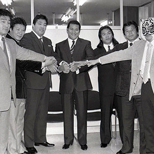 (左から)天龍源一郎、木村健吾、ジャンボ鶴田、アントニオ猪木、長州力、藤波辰巳、タイガーマスク