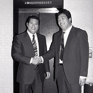 アントニオ猪木(左)とジャンボ鶴田