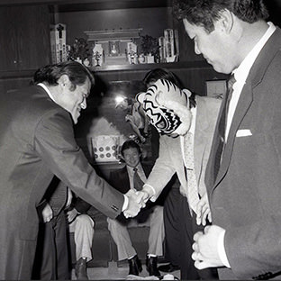 アントニオ猪木(左)とタイガーマスクが握手