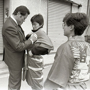 出待ちのファンにサインするアントニオ猪木