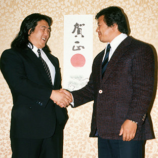 長州力(左)と藤波辰巳