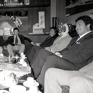 表彰式前、談笑する(左から)アントニオ猪木ら、新人賞の山田恵一(左奥)はひとり緊張