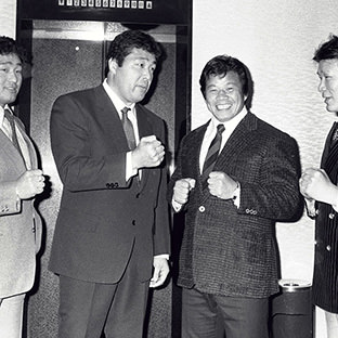 木村健吾(右)の左目の負傷を心配するジャンボ鶴田