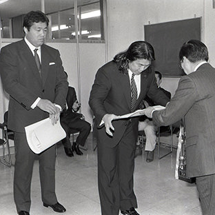 ジャンボ鶴田(左)と長州力