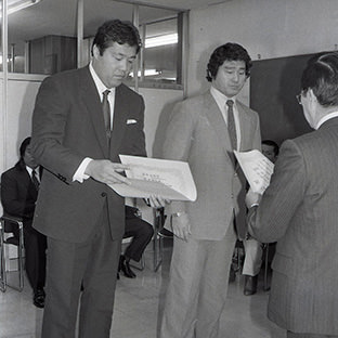 ジャンボ鶴田と天龍源一郎(右)