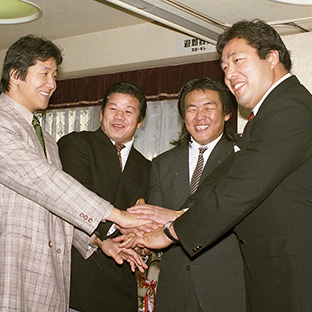 (左から)前田日明、藤波辰巳、長州力、ジャンボ鶴田