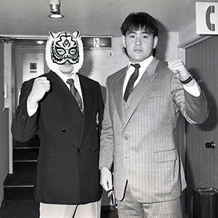 タイガーマスク(左)と武藤敬司