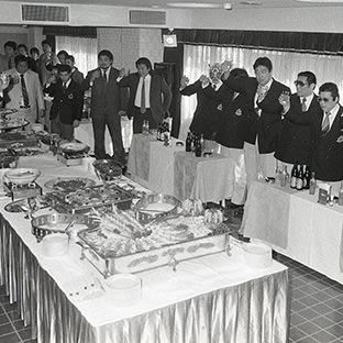 乾杯する天龍源一郎（左）、ほか全日本軍団