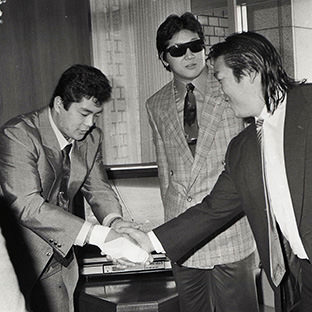 高田伸彦を祝福する長州力、中は前田日明