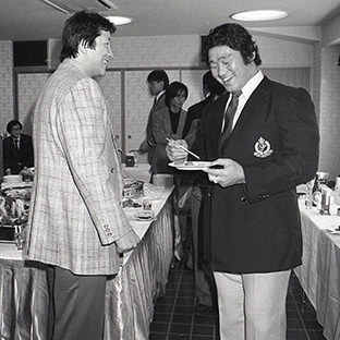 談笑する前田日明と天龍源一郎(右)