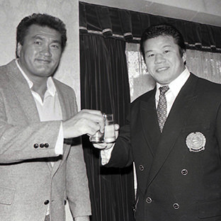 藤波辰巳(右)と輪島大士