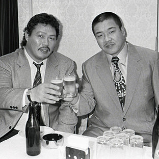 (左から)阿修羅原、藤原喜明