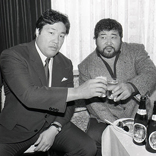 ジャンボ鶴田(左)とマサ斎藤