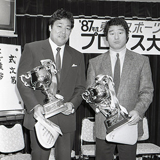 ジャンボ鶴田と天龍源一郎(右)