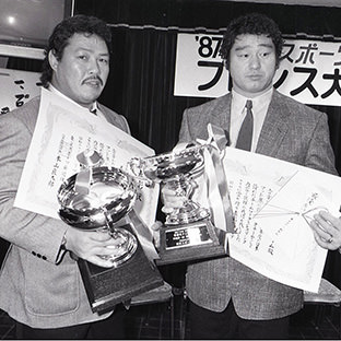 天龍源一郎(右)と阿修羅原