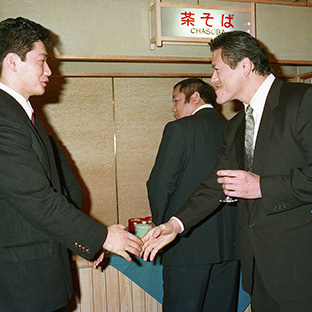 アントニオ猪木と小橋健太(左)が握手