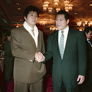 アントニオ猪木と前田日明(左)