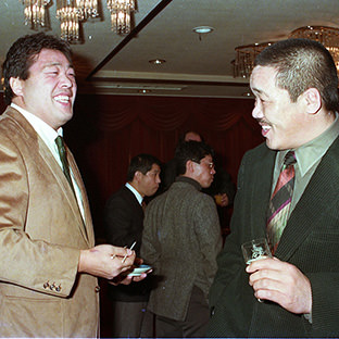 ジャンボ鶴田と藤原喜明(右)