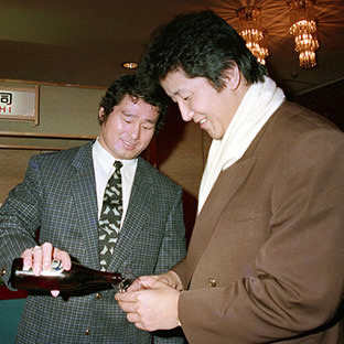 前田日明(右)にビールを注ぐ天龍源一郎